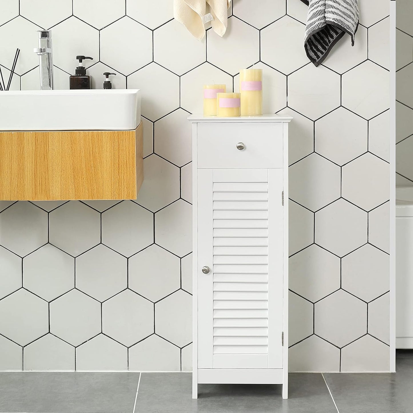 Eleganter Badezimmerschrank mit Lamellentür™